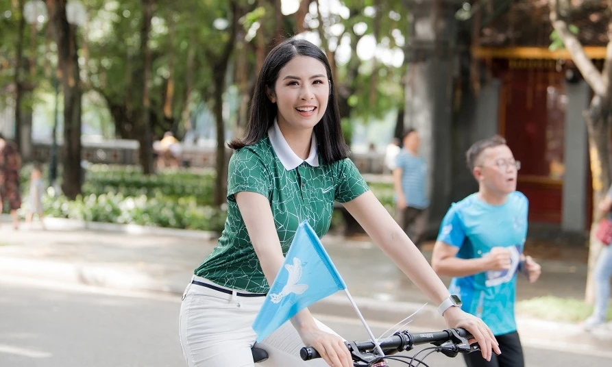 Ngọc Hân thả dáng đạp xe quanh Hồ Gươm, ai đi xế xịn thì đi còn chị sống xanh chuẩn không cần chỉnh