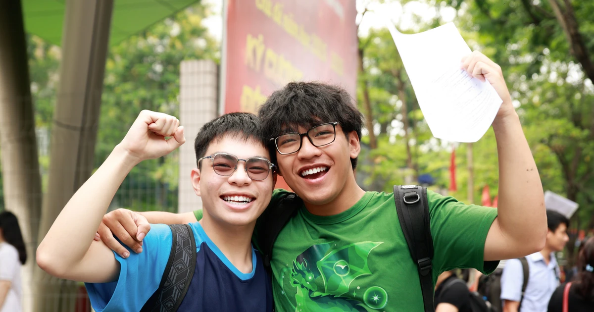 Xả stress sau 12 năm cày cuốc, các sĩ tử tươi như hoa khi kết thúc kỳ thi tốt nghiệp THPT 2026 ✨