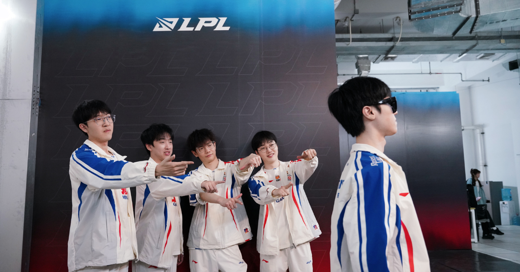 LGD bị nghi chiêu trò pause game để lật kèo EDG, cộng đồng LMHT dậy sóng tranh cãi