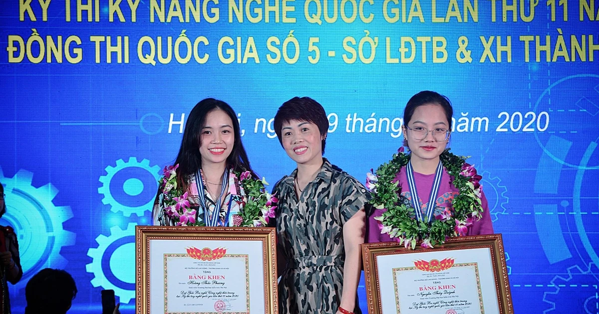 Nữ sinh Kiến trúc Hà Nội đưa trầu têm cánh phượng vào đồ án tốt nghiệp, xịn xò quá đi thôi! ✨