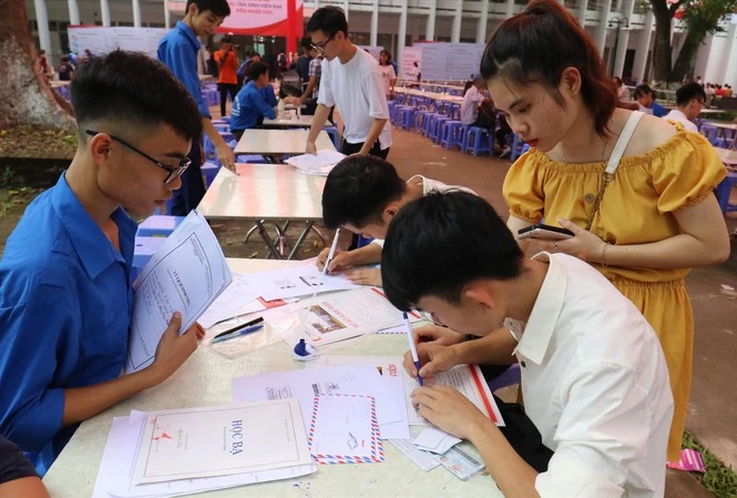 COVID-19 quay trở lại: Các trường đại học đang "xoay sở" đổi phương án tuyển sinh gấp