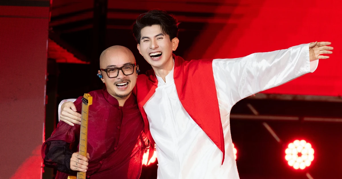 Nguyễn Minh Công đại diện thế hệ NTK trẻ tại chương trình 'Tự hào bản sắc Việt' mừng Quốc khánh 2/9