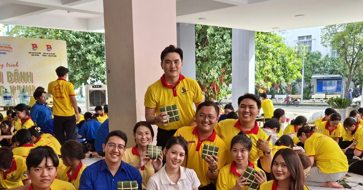 Đoàn viên, sinh viên TP. HCM nhiệt tình gói bánh chưng Tết, lan tóa yêu thương