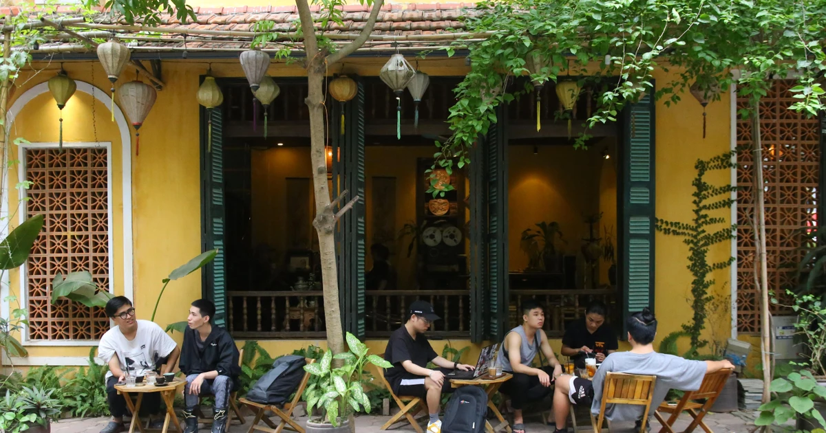 "Đi cà phê" để tận hưởng không khí cuộc sống đang được vận hành trở lại