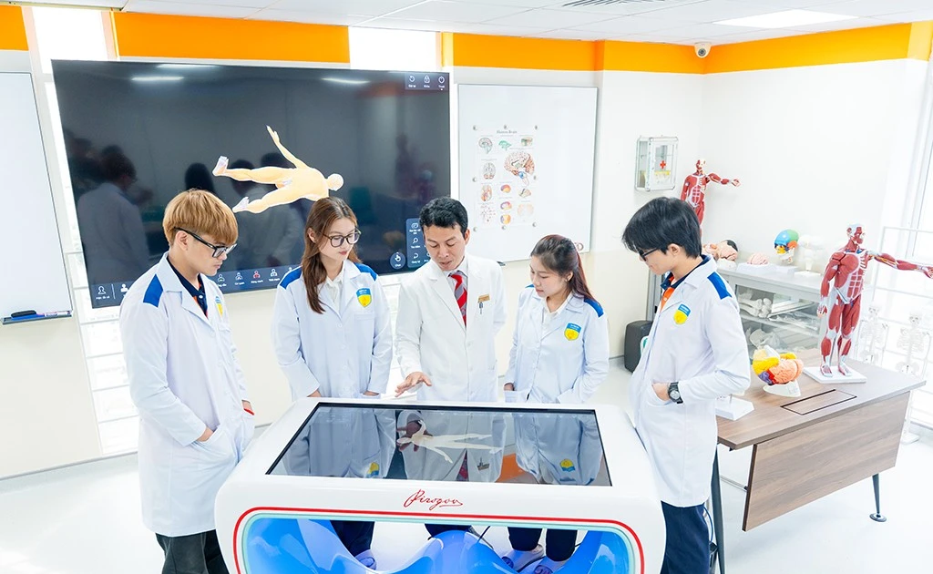 HUTECH chính thức mở ngành Y khoa - Cơ hội trở thành bác sĩ với học bổng khủng ✨