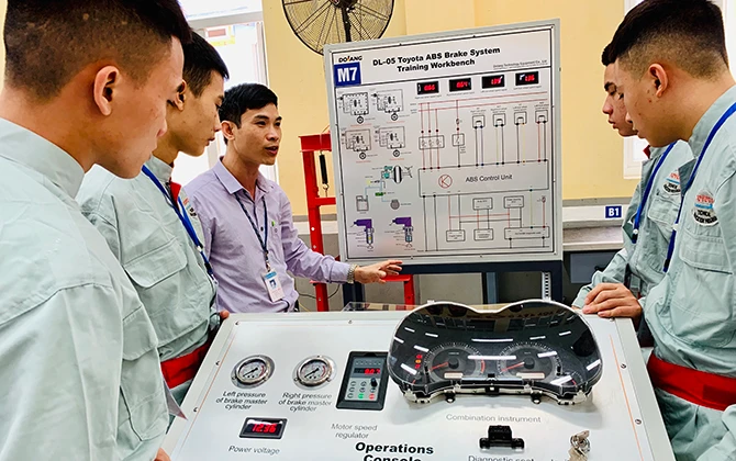 Trường đại học ở tỉnh làm tuyển sinh xịn như trường quốc tế luôn á!