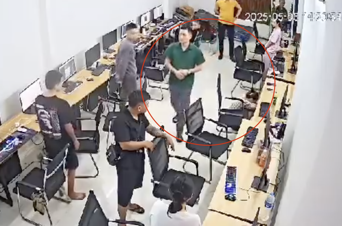 Cán bộ công an phường bị tố đánh gái xinh: Đã tạm đình chỉ 30 ngày để làm rõ