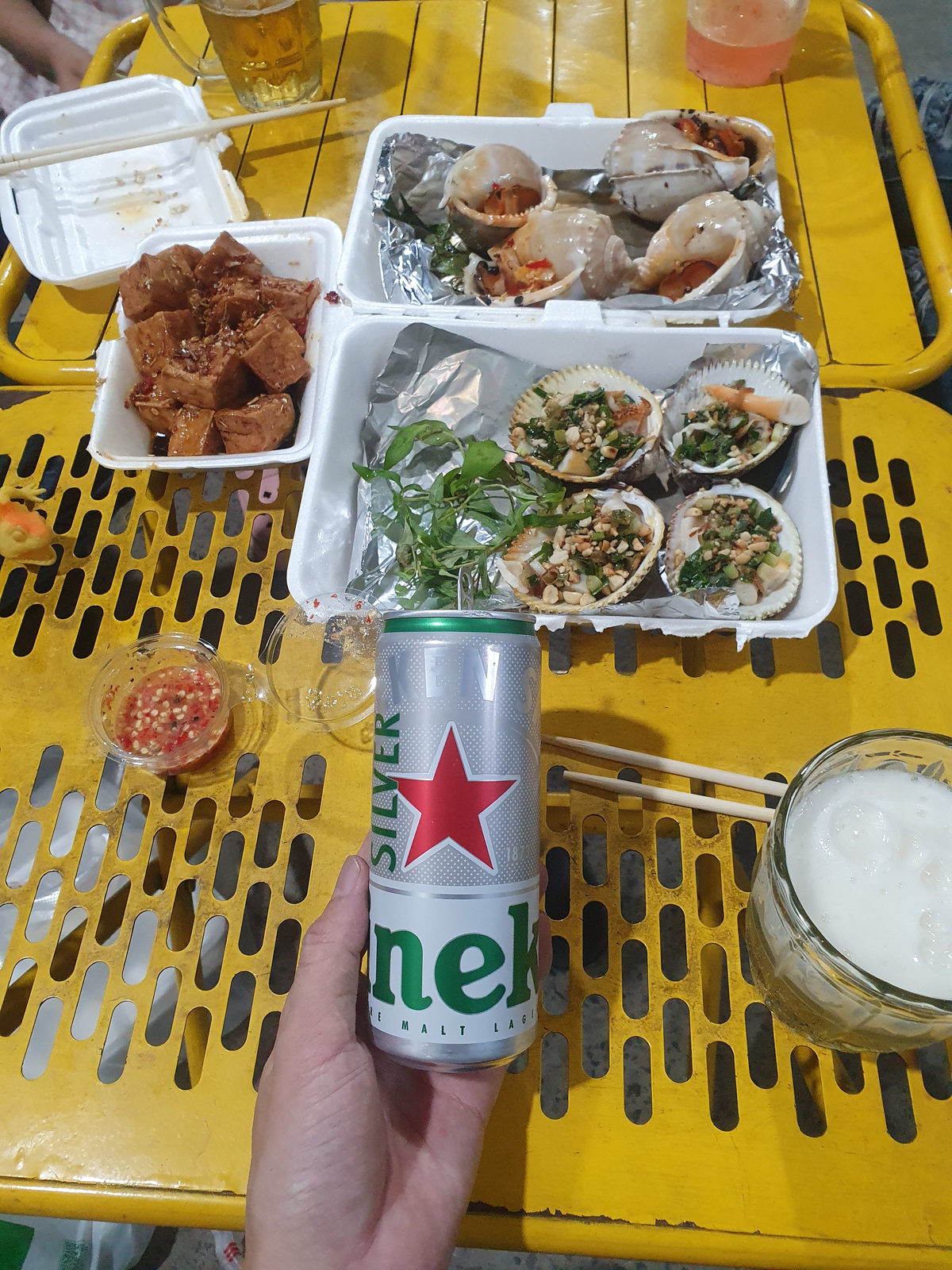 Cuối tuần làm vài lon đi em ơi