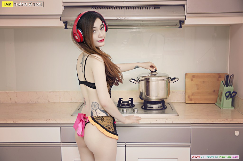 Hotgirl DJ vào bếp khoe visual đỉnh của chóp, netizen chỉ biết ngắm chứ chẳng tin nấu nướng gì đâu
