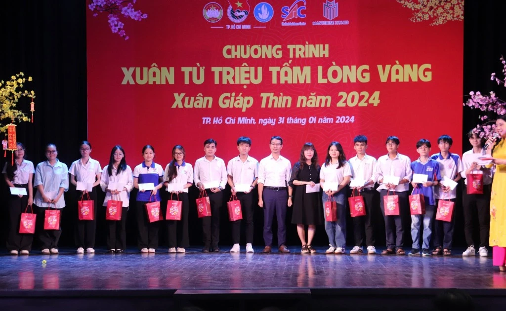 Thành Đoàn TP.HCM trao quà Tết 1 triệu đồng cho 2.000 sinh viên ở lại Sài Gòn