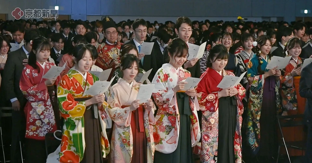 Sinh viên Đại học Kyoto cosplay cực xịn trong lễ tốt nghiệp, nhìn mà choáng!