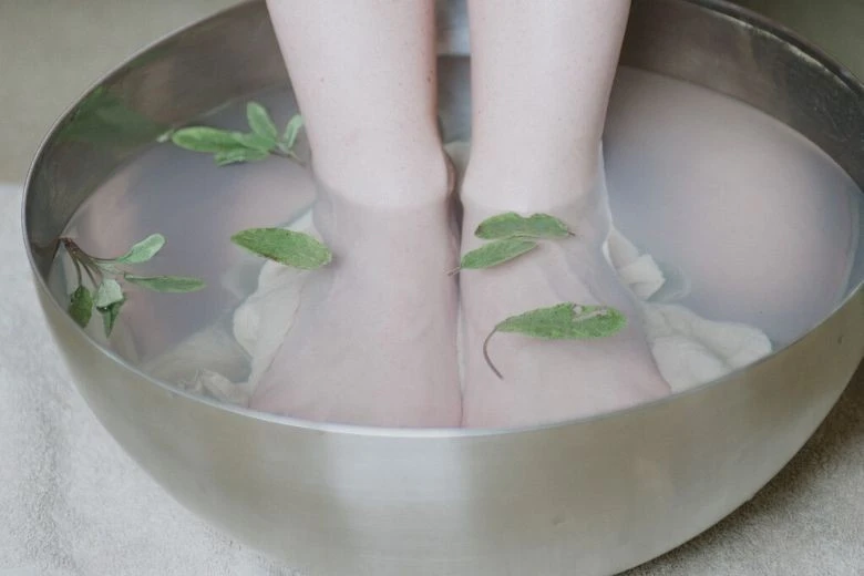 Ngâm chân với giấm - Bí kíp làm đẹp "thần thánh" mà bạn không thể bỏ qua! ✨