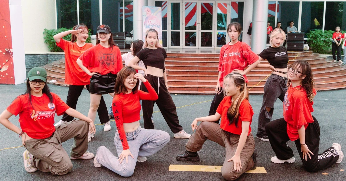 Gen Z trường Báo "quẩy banh nóc" tại ngày hội Du ca: UTOPIA