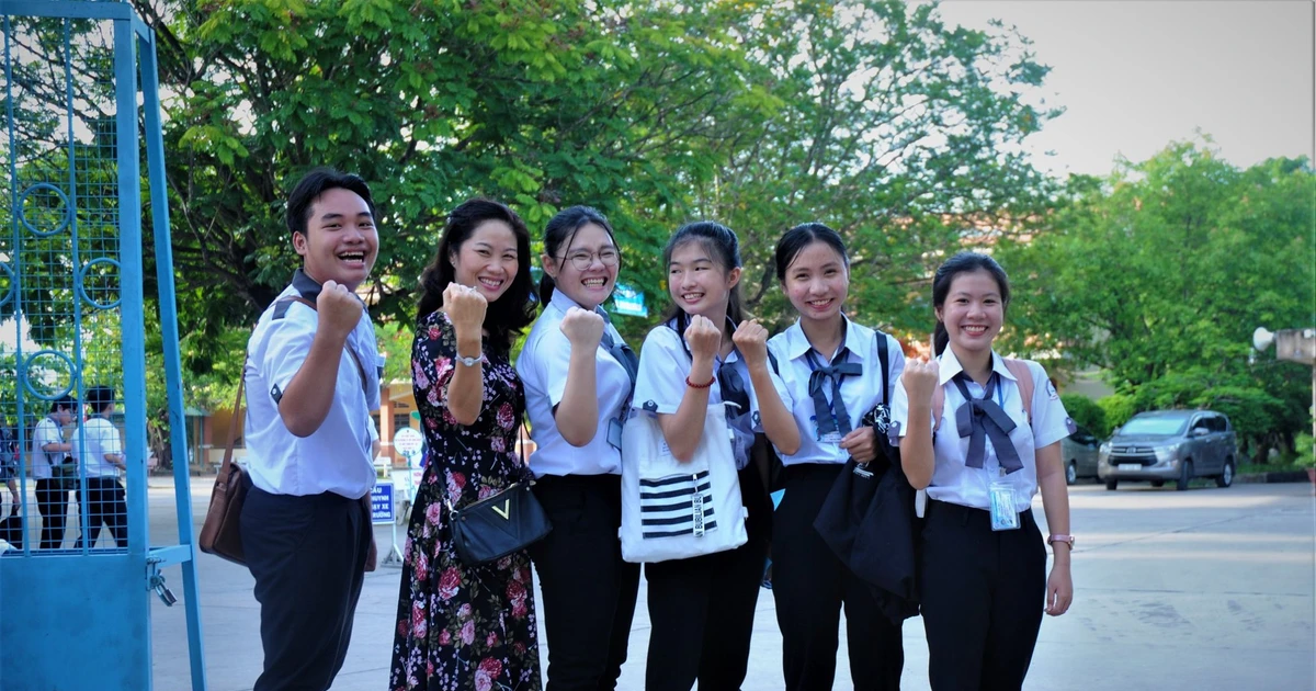 Chàng sinh viên Luật gen Z viết thơ như thở: "Tay phải nắm luật, tay trái làm thơ"