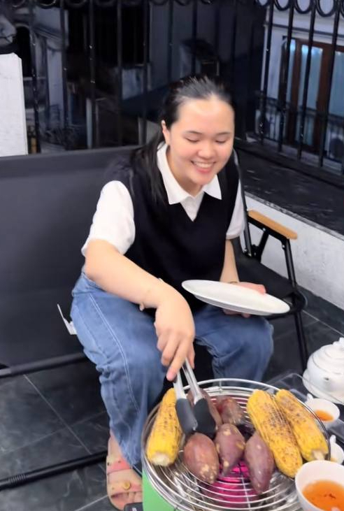 Vợ chồng Duy Mạnh đón dàn tuyển thủ thăm nhà mới 5 tầng mặt phố cổ, style của tiểu thư Quỳnh Anh gây chú ý