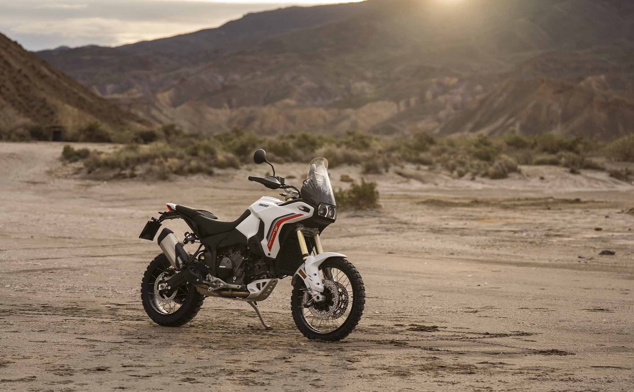 Ducati DesertX 2026 chính thức trình làng - Gen 2 xịn xò hơn hẳn! ️✨