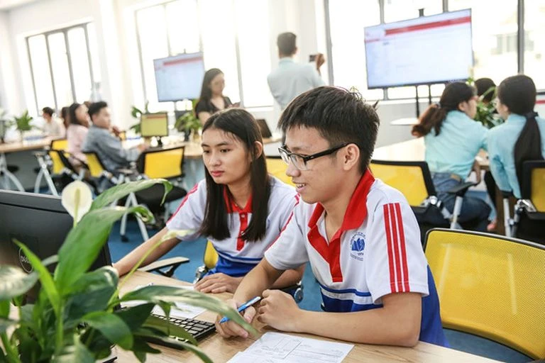 UEH mở cửa cho các bạn tốt nghiệp THPT nước ngoài - Cơ hội "xịn" cho Gen Z năm 2021! ✨