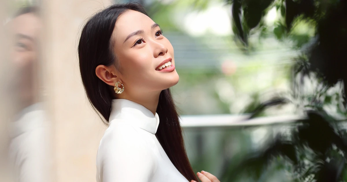 Hoa hậu Hòa bình Việt Nam 2022 xinh xỉu trong áo dài về thăm thầy cô ngày 20/11