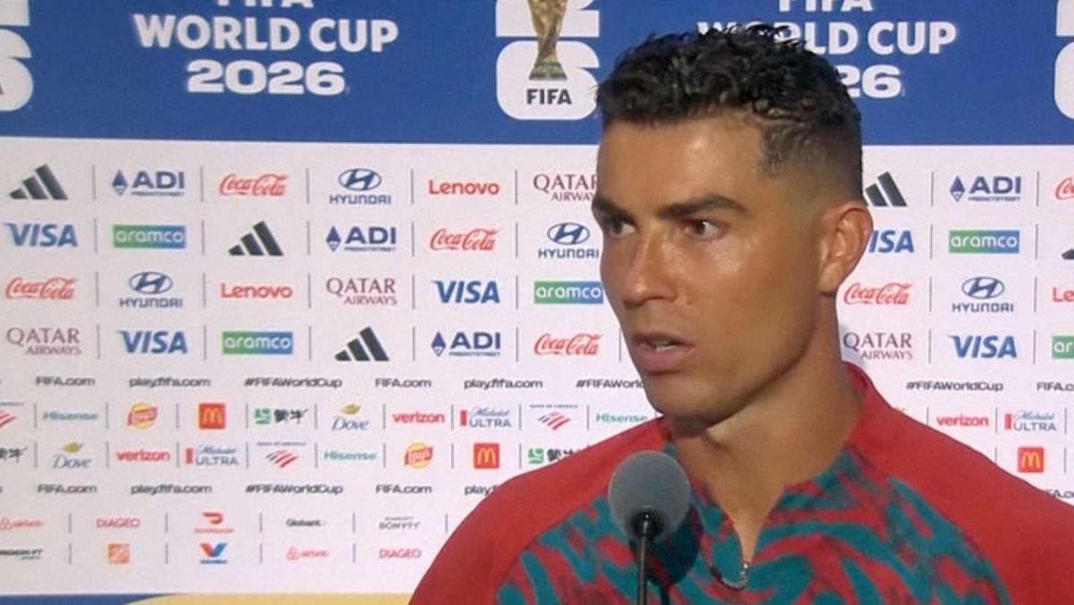 Ronaldo 'đứng hình' khi bị đòi tăng lương trên sóng, màn đáp trả khiến cả phòng bật cười