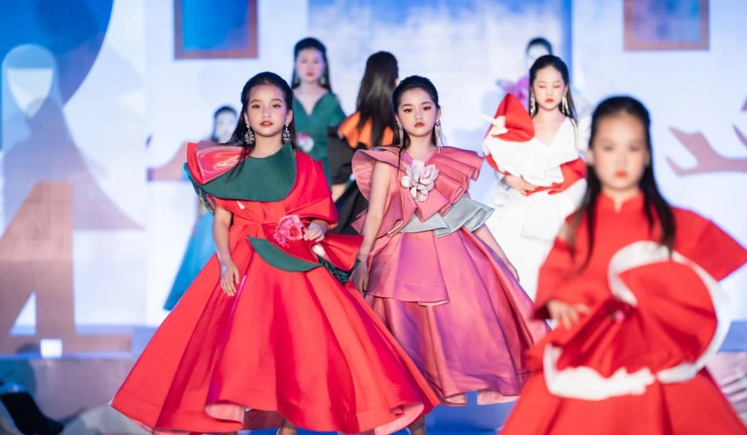 650 siêu mẫu nhí sải bước trên sàn catwalk dài kỷ lục khiến khán giả 'đứng ngồi không yên'