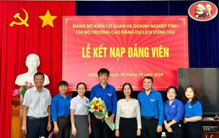 Kết nạp Đảng cho đoàn viên là 'Sinh viên 5 tốt' - câu chuyện gây xúc động mạnh!