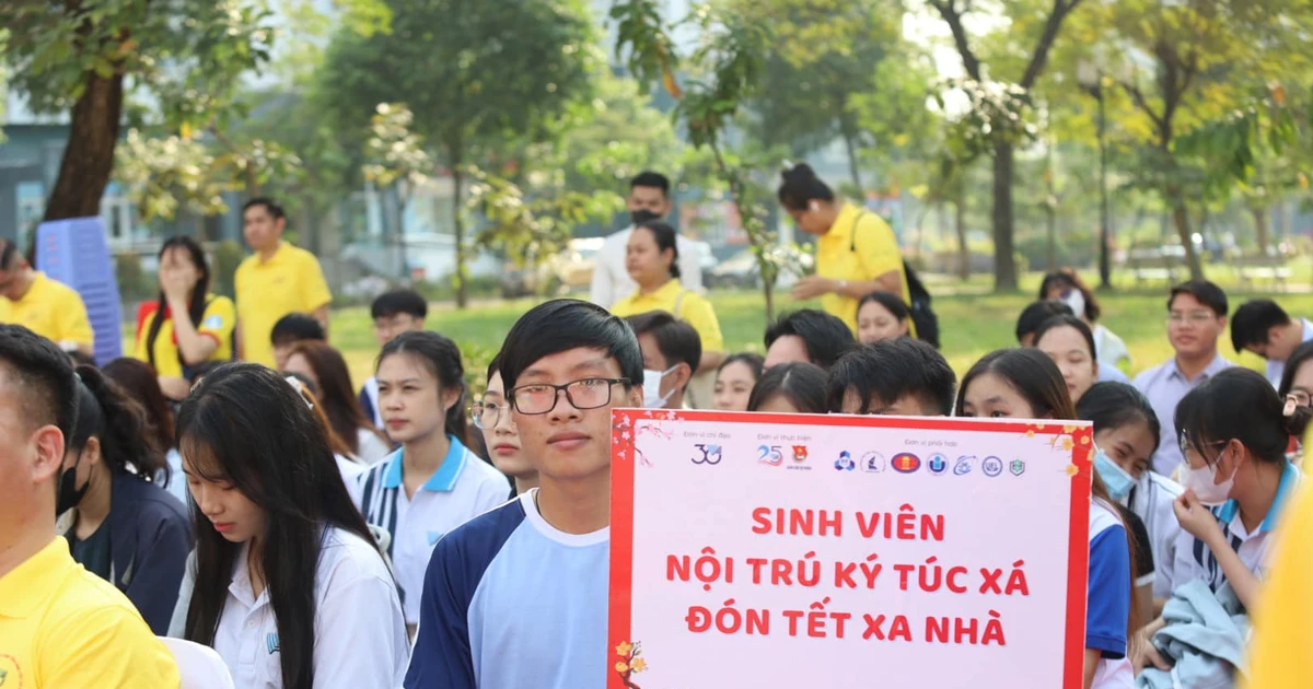ĐHQG TP.HCM tặng vé xe cho 182 sinh viên về quê ăn Tết - Ấm lòng quá trời!