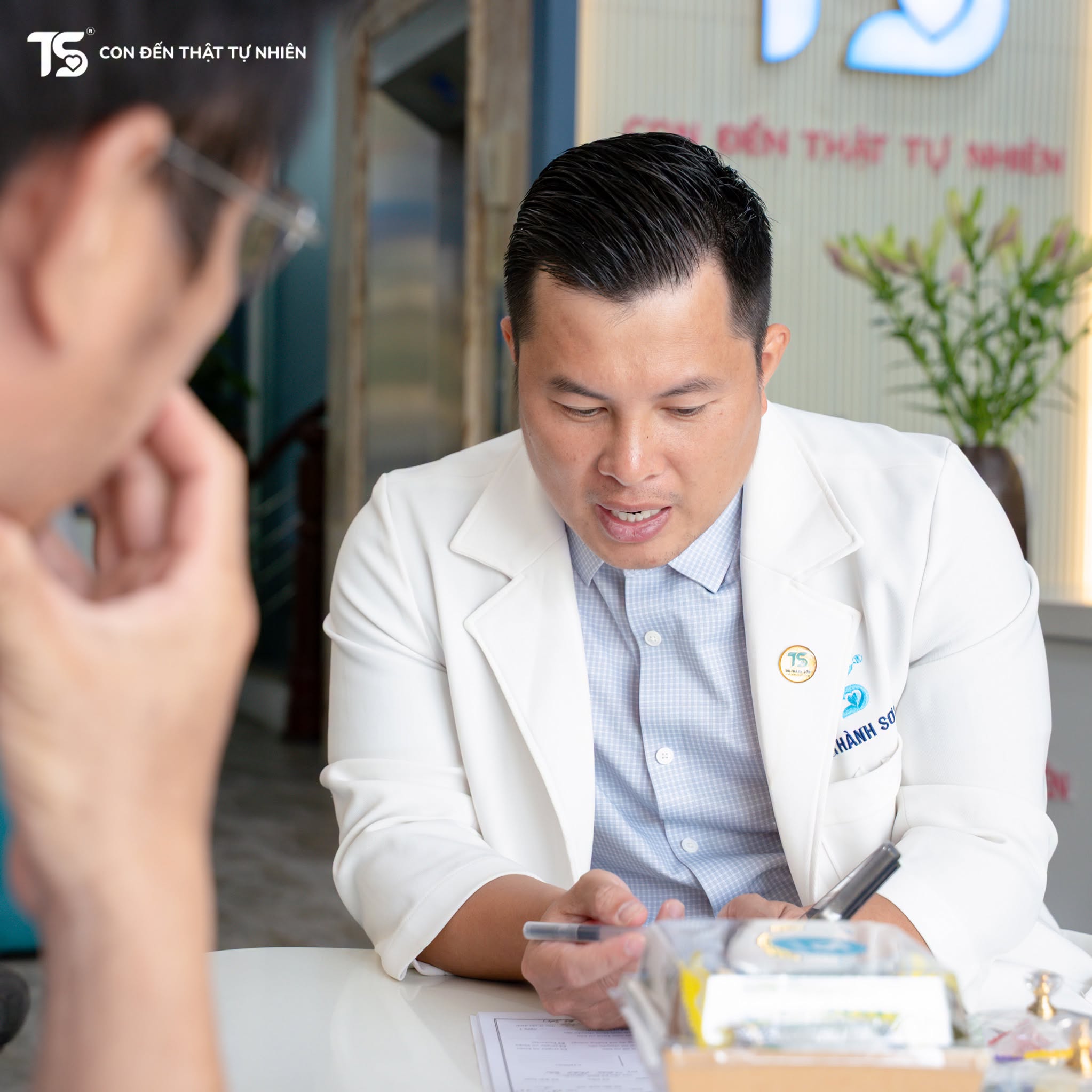 Anh trông khỏe mạnh lắm, sao tinh trùng lại có thể "yếu"?