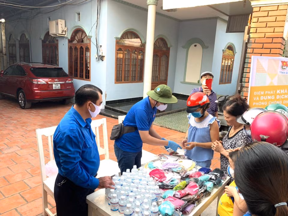 Sinh viên Đồng Nai xông pha chống dịch: Phát 35.000 khẩu trang, 100 lít nước rửa tay siêu xịn