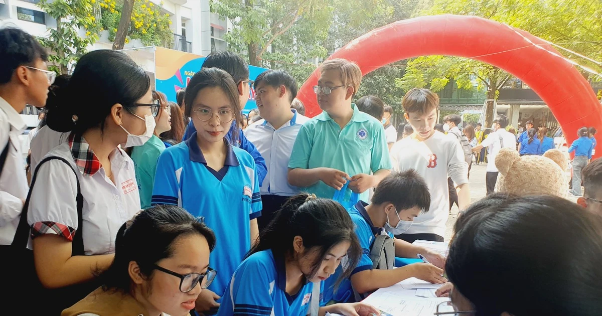 Hơn 3.500 học sinh lớp 12 rần rần khám phá ngành học đại học