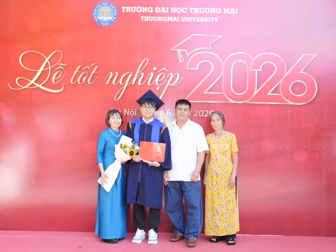 5bb70bee08046d38cdc9.jpg