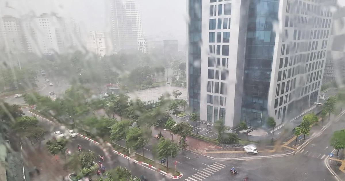 Mưa to gió lớn khiến người đi xe máy không thể di chuyển ở đoạn đường gần khu Đại sứ quán Mỹ thuê