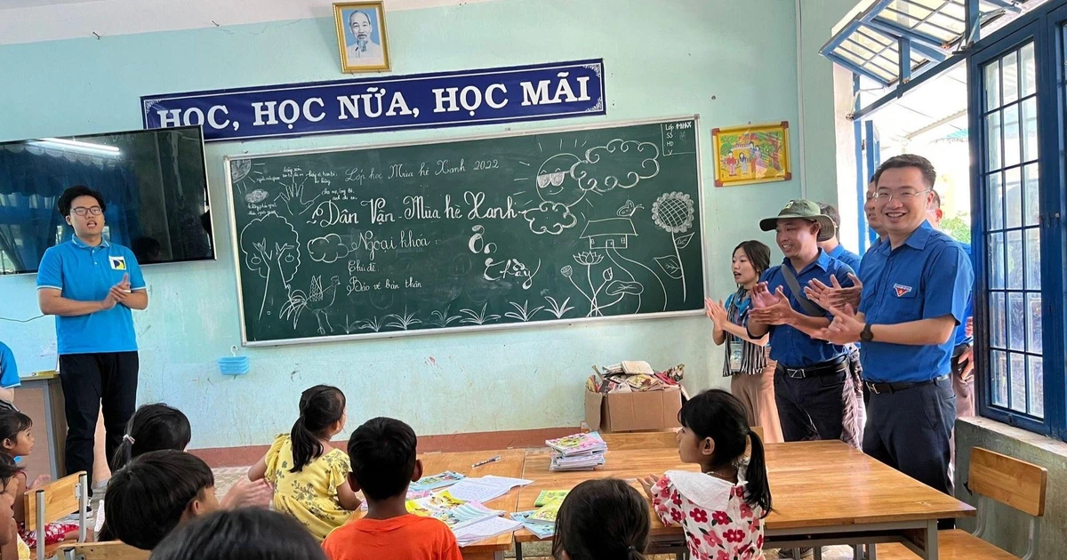 Bí thư TW Đoàn Nguyễn Tường Lâm đến thăm và chill cùng các tình nguyện viên tại Quảng Ngãi