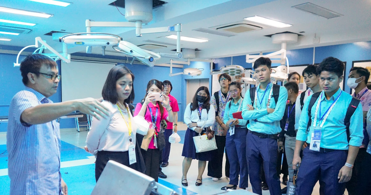 Hội bạn trẻ Đông Nam Á ghé thăm trường ĐH Y Dược TP.HCM - trải nghiệm đỉnh của chóp!