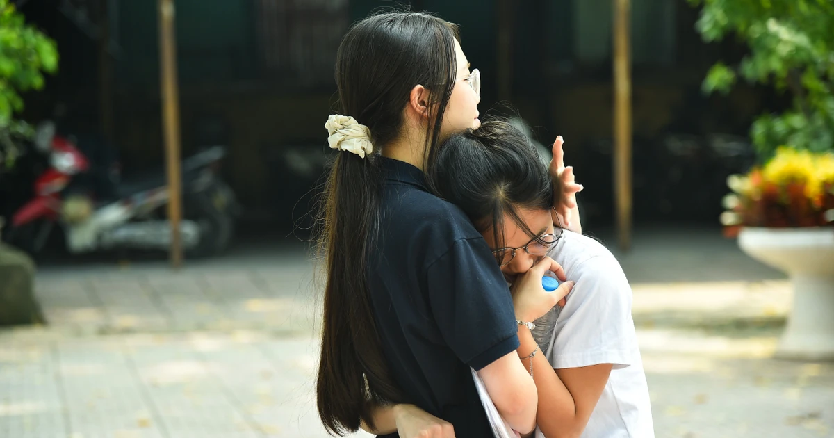 Sĩ tử Hà Nội khóc nức nở sau môn Toán thi lớp 10: Đề dễ nhưng lắm "trap" quá trời!