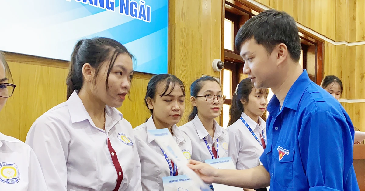 T.Ư Hội Sinh viên Việt Nam trao tặng học bổng tiếp sức học sinh, sinh viên miền Trung