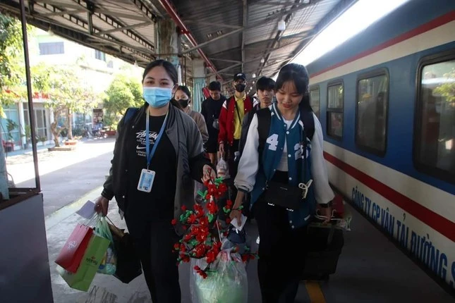 Sinh viên mua vé tàu Tết Bính Ngọ 2026 được giảm 10-20%, rẻ hơn hẳn luôn nè!