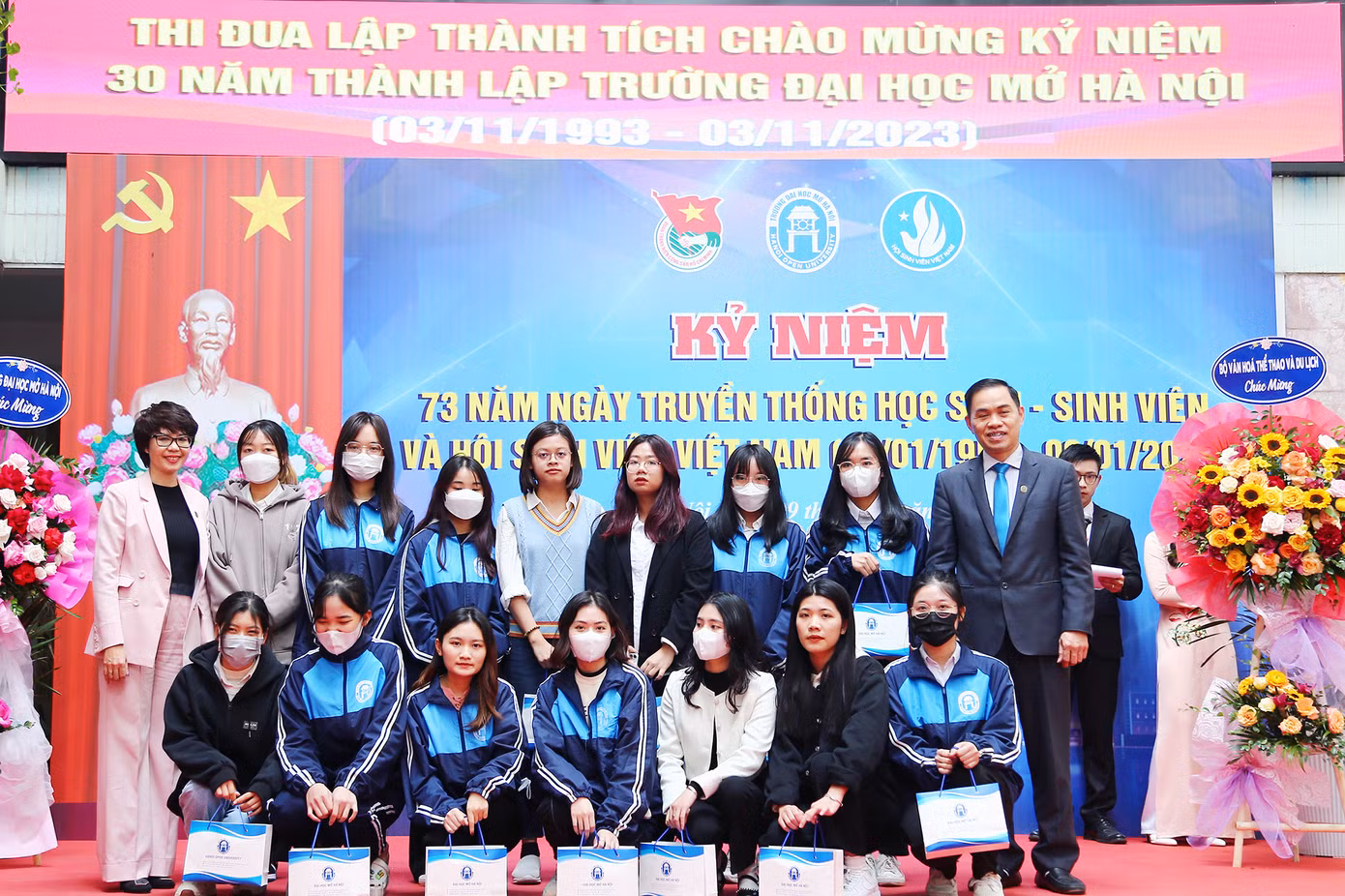 290 bạn sinh viên ĐH Mở Hà Nội nhận danh hiệu 'Sinh viên 5 tốt' - Xịn xò quá đi thôi!
