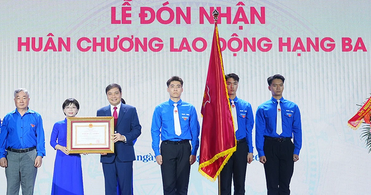 Đoàn Thanh niên trường Đại học Ngoại ngữ nhận Huân chương Lao động hạng Ba - Xịn xò quá trời! ️