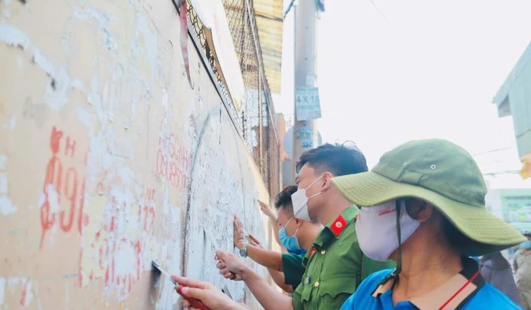 Thanh niên Sài Gòn xuống đường "dẹp" quảng cáo lung tung, thành phố chill hơn hẳn