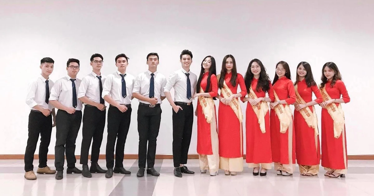 Đội Lễ tân Đại học Kinh tế Quốc dân với ngoại hình 'cực phẩm' và bảng thành tích sáng giá