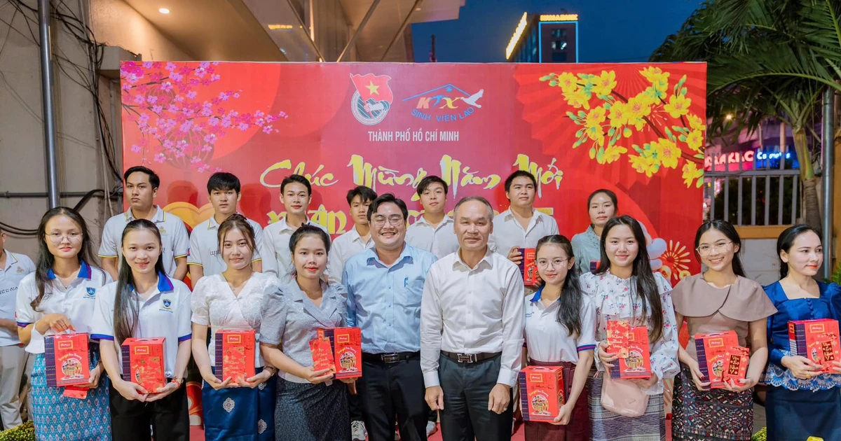 Tết ấm áp cho sinh viên Lào và Campuchia xa nhà - Thành Đoàn TP.HCM trao quà Xuân Ất Tỵ 2025