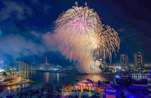 TP. HCM chuẩn bị "bùng nổ" với 30 điểm pháo hoa đêm 30/4 ✨