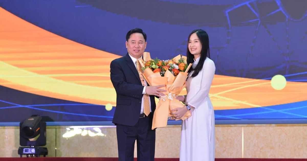 ĐH Công đoàn vinh danh 9 thủ khoa đầu vào, nhận cả núi giấy khen xịn sò ✨