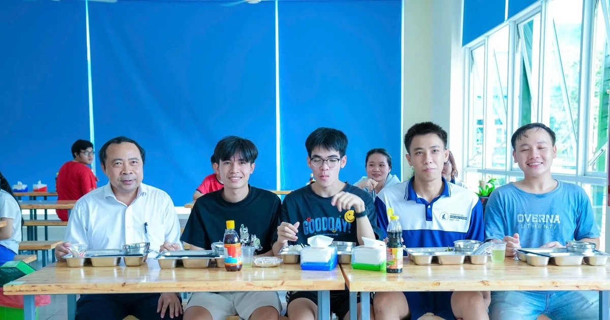 Giám đốc ĐHQG TP.HCM xếp hàng ăn trưa cùng sinh viên tại "bếp ăn chia sẻ" - ấm lòng quá đi! ✨
