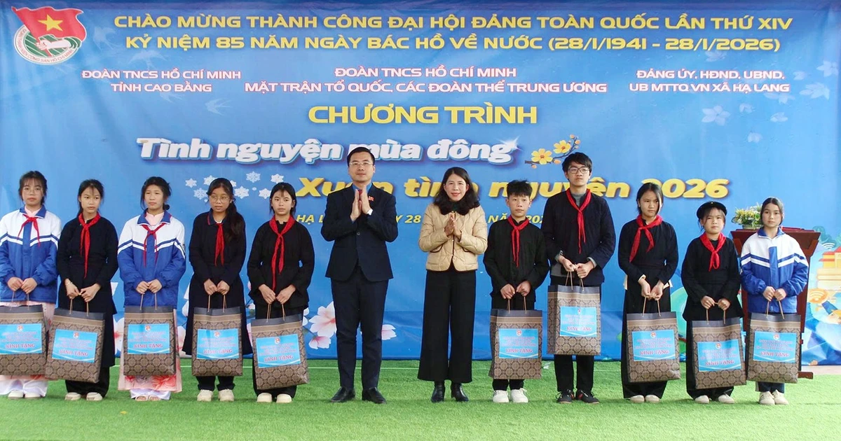 Trao 120 triệu đồng hỗ trợ giáo dục, an sinh tại Cao Bằng – Xuân ấm tình người vùng cao