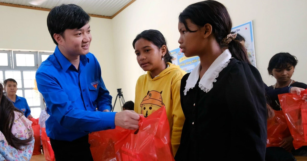 Bí thư T.Ư Đoàn Nguyễn Minh Triết thăm các chiến sĩ áo xanh 'Mùa Hè Xanh' tại Lâm Đồng