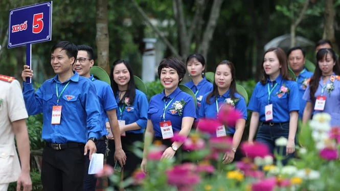 Gen Z tự hào check-in làng Sen, chill với lời Bác dạy