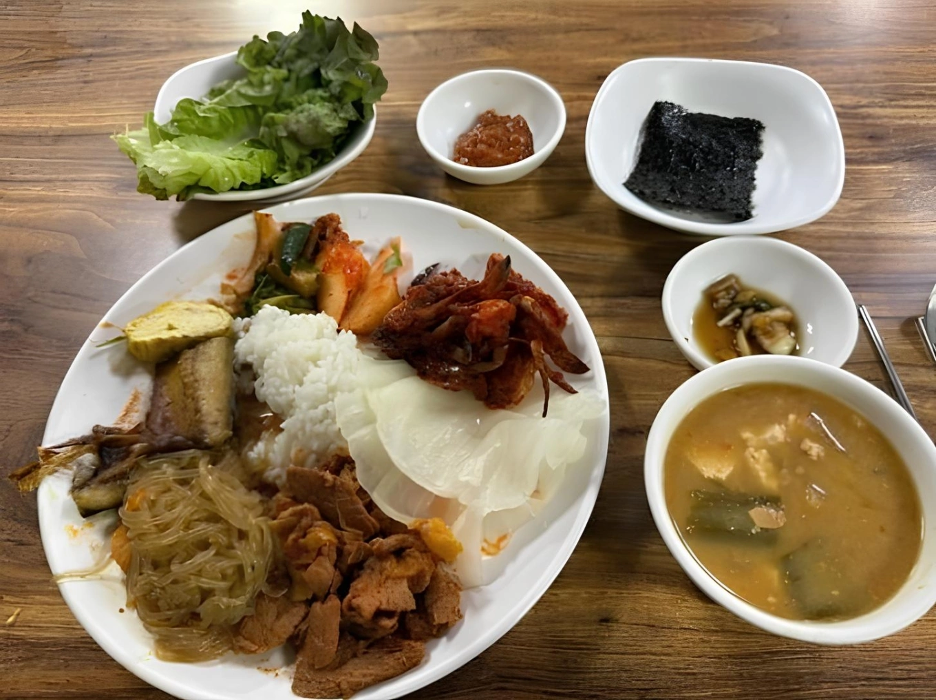Chị gái chi 150k ăn buffet bị ông chủ nhà hàng mắng té tát: "Đóng ít mà ăn tận 10 món là quá trớn"