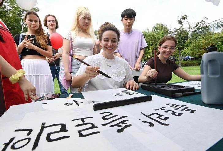 Plot twist: Du học sinh quốc tế đổ xô sang Hàn Quốc nhưng không phải vì K-pop như bạn nghĩ đâu!