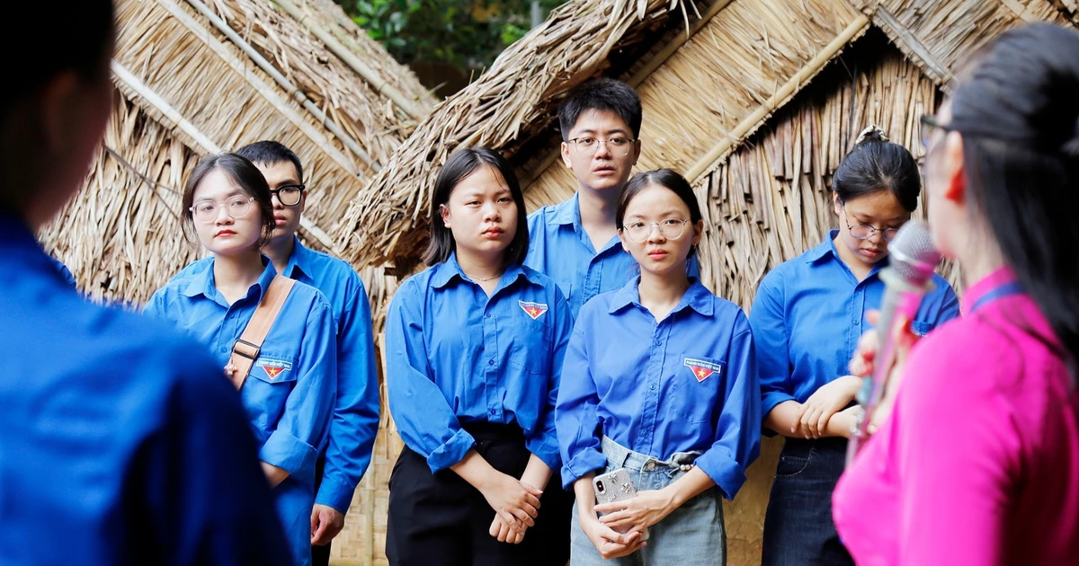 Khoảnh khắc khiến trái tim người trẻ lặng đi giữa những mảnh đất lịch sử